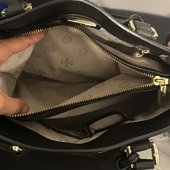 Authentic Tory Burch bag in black. Only worn out once in great condition